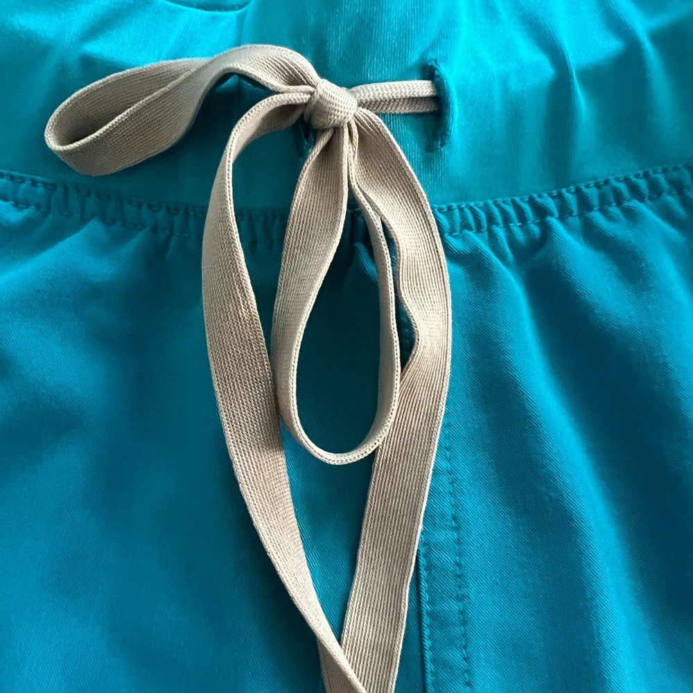 FIGS SCRUB PANTS, limited edition color combo, teal with tan.MEDIUM